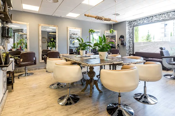 Salón de Sanchinarro con mesa central y sillones