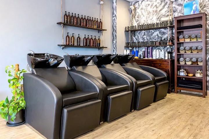 Zona de lavado con sillones reclinables